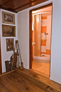 baño con una puerta de cristal que conduce a una ducha en Penzion pod Železným Vrchem, en Chřibská