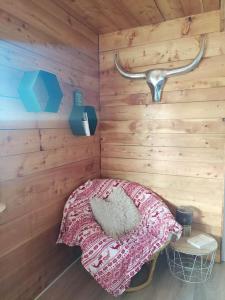 Habitación pequeña con cama en una pared de madera. en La marMotte perchée, en Gap