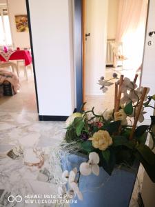un jarrón lleno de flores sentado en el suelo en Casa Maddalena family, en Matera