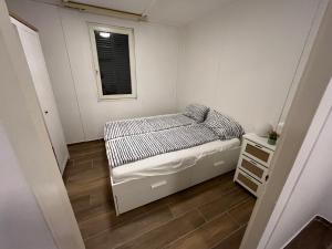 バラトンレッレにあるMálna Privát Nyaralóの小さなベッドルーム(ベッド1台、窓付)