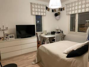En tv och/eller ett underhållningssystem på Modern 6-bedroom villa near Tampere city