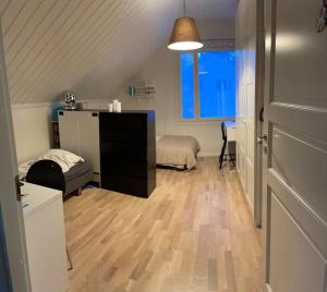 Habitación con 1 dormitorio con cama y escritorio. en Modern 6-bedroom villa near Tampere city, en Tampere