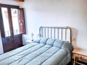 Een bed of bedden in een kamer bij Cal Magí Casa de ubicación ideal en el Pirineo