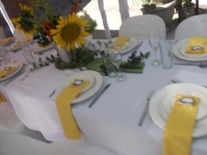 een witte tafel met een geel nummer erop bij Memra Guest House in Ladysmith +27 foto's