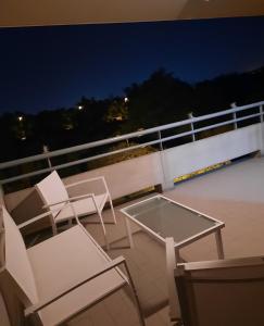 - deux chaises et une table sur un balcon la nuit dans l'établissement Luna Reale Relais, à San Nicola La Strada