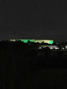 un feu vert devant un bâtiment la nuit dans l'établissement Luna Reale Relais, à San Nicola La Strada
