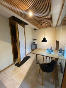 comedor con mesa de madera y silla en Loft Cabrini en Villa Mercedes
