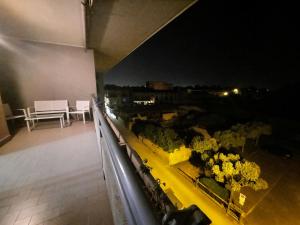 - un balcon avec vue sur la ville la nuit dans l'établissement Luna Reale Relais, à San Nicola La Strada