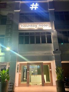 um edifício hospitalar com um sinal na lateral em # Hashtag Hotel - Self Check in em Alor Setar