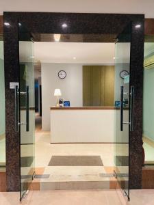 um átrio com uma recepção num edifício em # Hashtag Hotel - Self Check in em Alor Setar