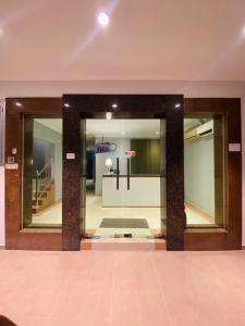 um quarto com duas portas de vidro num edifício em # Hashtag Hotel - Self Check in em Alor Setar
