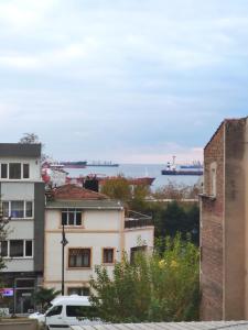 vistas a una ciudad con barcos en el agua en Family Istanbul Hotel en Estambul
