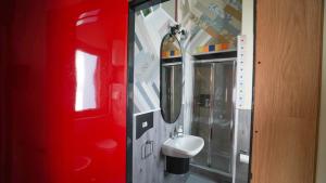 Ένα μπάνιο στο RESIDENCE SOLARIDE apartments, FREE PRIVATE PARKING WITH VIDEOSURVELLIANCE and SHUTTLE SERVICE