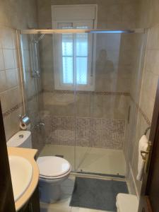 uma casa de banho com um chuveiro, um WC e um lavatório. em Beréber أحلام em Jerez de la Frontera