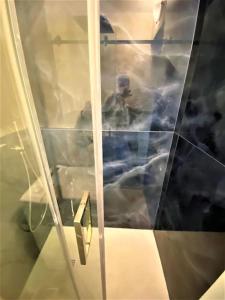 une cabine de douche avec vue sur les nuages dans l'établissement Affori Residence, à Milan