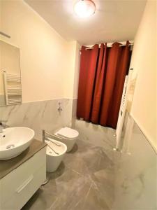 La salle de bains est pourvue d'un lavabo, de toilettes et d'un miroir. dans l'établissement Affori Residence, à Milan