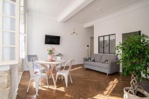 ボレーヌにあるAppartement 55m² - 2/4 personnes en centre villeのテーブルと椅子とソファのあるリビングルーム