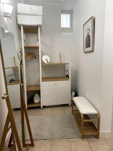 ボレーヌにあるAppartement 55m² - 2/4 personnes en centre villeの二段ベッドと椅子が備わる客室です。