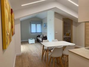 a kitchen and dining room with a table and chairs at Apartamento D'As Baladas in O Grove