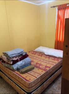 Habitación pequeña con cama en habitación en Cba en El Calafate