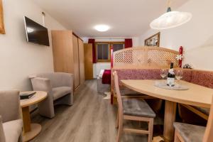 ein Wohnzimmer mit einem Tisch und Stühlen im Zimmer in der Unterkunft Haus Landmann in Ellmau