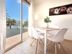 Bazén v ubytování Azul Verde Corralejo nebo v jeho okolí