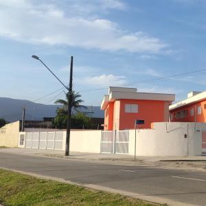 a street corner with a fence and a building at Cristal da Vista Linda Apartamento 03 in Bertioga