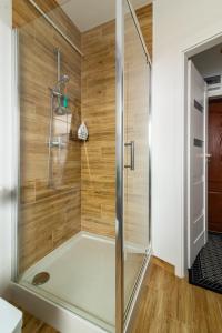 イェドリナ・ズドルイにあるAPARTAMENT ZIELONO MI......の木製の壁の浴室のシャワー +16枚の写真