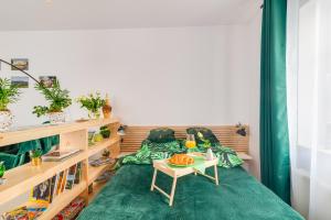 イェドリナ・ズドルイにあるAPARTAMENT ZIELONO MI......のベッドとテーブルのある小さな部屋