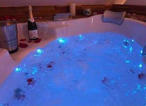 Fotografia z galérie ubytovania Séjour détente au cœur de MÂCON spa,ciné,bouteille offerte v destinácii Mâcon