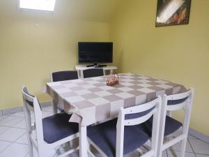 A television and/or entertainment centre at Bianka Apartman