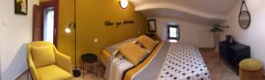 una camera con un letto e una parete gialla di LA GRANGE TEMPLIERE 2018 a Peyreleau