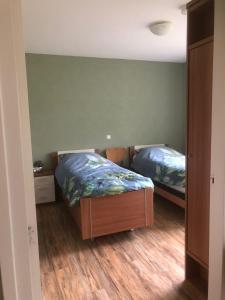1 dormitorio con 2 camas en una habitación en Raafjeshof, en Culemborg