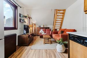 sala de estar con sofá y escalera en MELLER - Garaje, Wifi, parada esquí bus a 200 mts, en Formigal