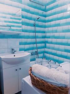 a bathroom with a sink and a bath tub and a toilet at Apartament cu o cameră in Cluj-Napoca