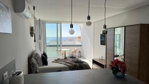 1 dormitorio con cama y vistas al océano en Boutique studio, sea views of Las Vistas and free wifi, en Playa de las Américas