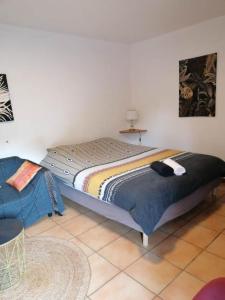 1 dormitorio con 1 cama y 1 sofá en CAP NATURE - Le Studio -horaires adaptables- Idéal COUPLES et STAGIAIRES PROS, en Boulazac