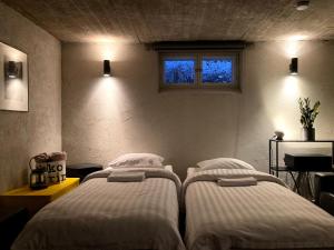 Postel nebo postele na pokoji v ubytování Arctic Garden Design Villa