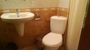 un bagno con un water bianco e un lavandino di Hotel Blian a Ravda Altre 82 foto