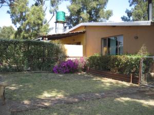 una casa con giardino di fronte di Blue Roan Country Lodge a Vlakfontein
