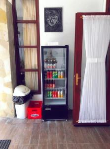 un frigorifero pieno di bevande accanto a una porta di Villa Cantik Kuta Regency a Kuta