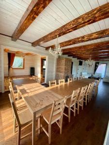 una grande sala da pranzo con un grande tavolo in legno e sedie di Homestead - Ukmergė area 