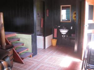 un bagno con lavandino e una scala con lavandino di Blue Roan Country Lodge a Vlakfontein