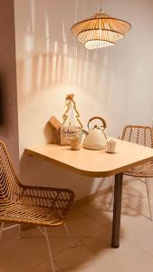 einen Tisch mit einem Wasserkocher und zwei Tassen darauf in der Unterkunft PureNature Appartement in Obersontheim