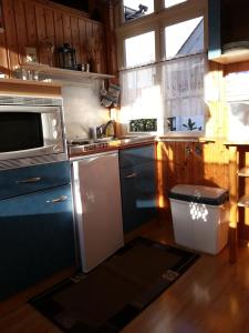 A kitchen or kitchenette at Ferienhaus Weiser