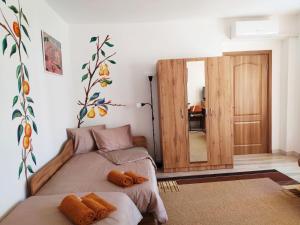 1 Schlafzimmer mit 2 Betten und einem Spiegel in der Unterkunft Дом за Гости Осогово in Kjustendil