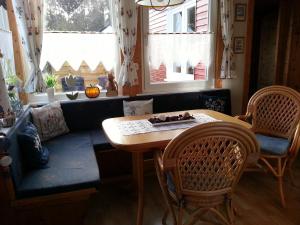 sala de estar con mesa y sofá en Ferienhaus Weiser, en Cuxhaven