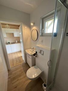 加茨比亞格拉的住宿－Domki Halo Morze，浴室配有卫生间、盥洗盆和淋浴。