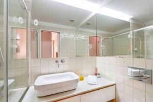 baño con lavabo y espejo grande en Formosa Studio, en Oporto