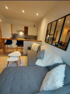 sala de estar con sofá y cocina en Sarlat 4 Life, en Sarlat-la-Canéda